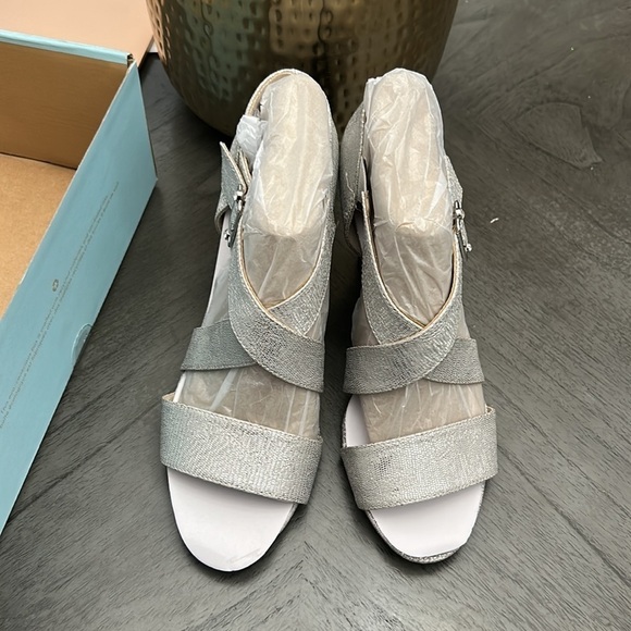 LifeStride Carlyle Peep Toe Pump (WIDE) - Picture 4 of 11